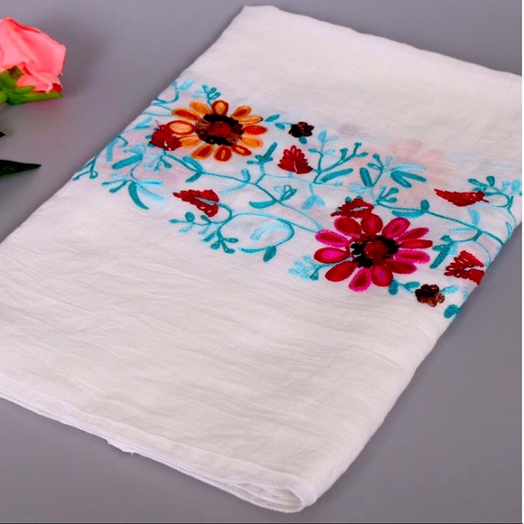 NWOT BOHO WHITE FLORAL EMBROIDERY SCARF/SHAWL - Picture 3 of 4